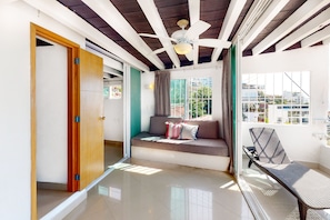 TV - Modern & bright condo with ocean views & pool - walk to the beach (Puerto Vallarta)
