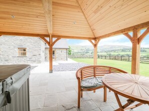 Outdoor dining - Sgubor: Cozy Retreat in Llangwm (Corwen)