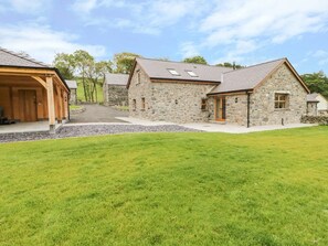 Exterior - Sgubor: Cozy Retreat in Llangwm (Corwen)