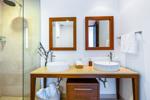 Dusche, Haartrockner, Handtücher