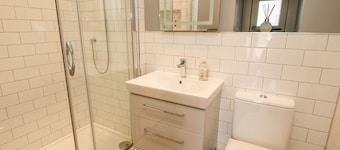RECTORY COTTAGE, WiFi, pet-friendly, near Oswestry