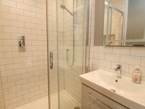 Shower - RECTORY COTTAGE, WiFi, pet-friendly, near Oswestry (Oswestry)