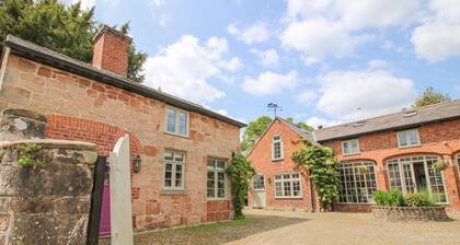 RECTORY COTTAGE, WiFi, pet-friendly, near Oswestry