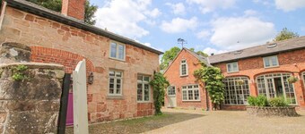 RECTORY COTTAGE, WiFi, pet-friendly, near Oswestry