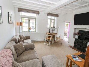 Living area - RECTORY COTTAGE, WiFi, pet-friendly, near Oswestry (Oswestry)