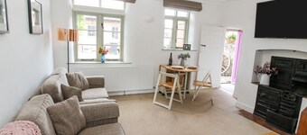 RECTORY COTTAGE, WiFi, pet-friendly, near Oswestry