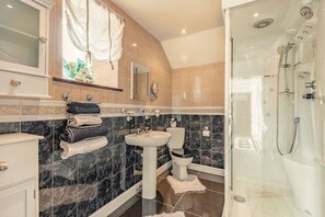Shower - Y Becws: A Serene Retreat in Llanbedr (Llanbedr)