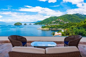 Terrace/patio - Exquisite condo with panoramic ocean views, amazing pool & balcony (Puerto Vallarta)
