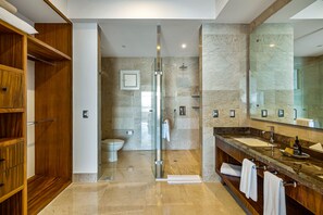 Shower, hair dryer, towels - Exquisite condo with panoramic ocean views, amazing pool & balcony (Puerto Vallarta)