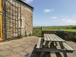 Outdoor dining - Warehams Barn, Burton Bradstock (Dorchester)