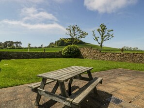 Outdoor dining - Warehams Barn, Burton Bradstock (Dorchester)