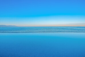 Ein freier Blick auf ruhiges Meer mit einer fernen Küstenlinie.