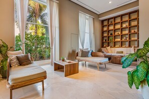 TV - Oceanfront studio with infinity pool, breathtaking views & beach access (Puerto Vallarta)