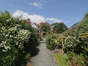 Property grounds - No 3 The Dairy, Llannerch-Y-Medd (Llangefni)