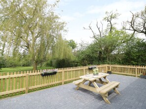 Outdoor dining - Willow Lodge, Cleeve Prior (Evesham)