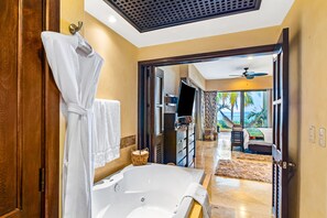 Room - Beachfront dream retreat with pool, tennis & gym access - washer/dryer, AC (Puerto Vallarta)