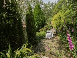 Outdoor dining - Quoits Cottage, Goathland (Whitby)
