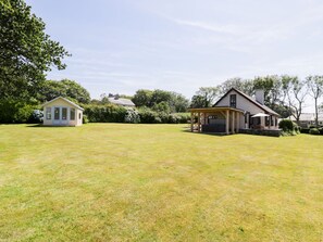 A house with a covered porch and a small detached building. - Berwyn, Talybont - A Cozy Retreat (Talybont)