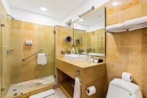 Shower, hair dryer, towels - Stylish hillside suite w/rooftop pool, gym access, AC & family-friendly layout (Puerto Vallarta)