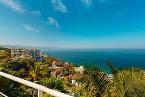 Property grounds - Elegant coastal penthouse with breathtaking views, WiFi & romantic zone nearby (Puerto Vallarta)