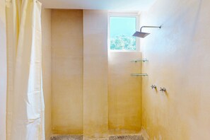 Shower, hair dryer, towels - Elegant coastal penthouse with breathtaking views, WiFi & romantic zone nearby (Puerto Vallarta)