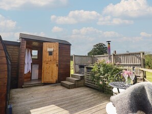 Terrace/patio - Embden Pod at Banwy Glamping, Llanfair Caereinion (Welshpool)