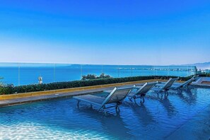 A heated pool - Elegant suite with ocean-view pools, hot tub, gym, balcony & full kitchen (Puerto Vallarta)