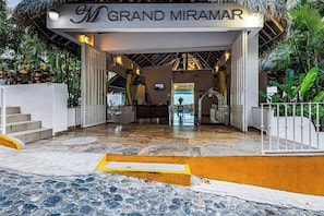 Exterior detail - Elegant suite with ocean-view pools, hot tub, gym, balcony & full kitchen (Puerto Vallarta)