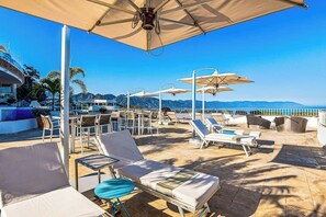 Outdoor dining - Elegant suite with ocean-view pools, hot tub, gym, balcony & full kitchen (Puerto Vallarta)