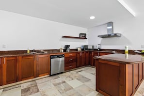 Private kitchen - Elegant suite with ocean-view pools, hot tub, gym, balcony & full kitchen (Puerto Vallarta)