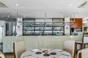 Bar (on property) - Elegant suite with ocean-view pools, hot tub, gym, balcony & full kitchen (Puerto Vallarta)