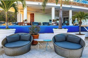 Terrace/patio - Elegant suite with ocean-view pools, hot tub, gym, balcony & full kitchen (Puerto Vallarta)