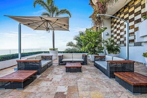 Terrace/patio - Elegant suite with ocean-view pools, hot tub, gym, balcony & full kitchen (Puerto Vallarta)