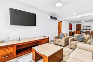 TV, lareira, mesa de pingue-pongue