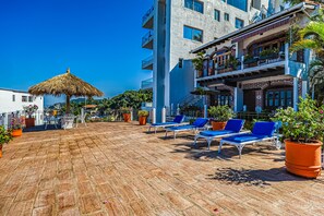 Terrace/patio - Charming condo featuring ocean views, pool & private terrace (Puerto Vallarta)