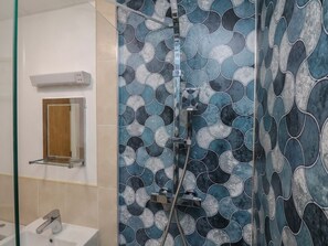 Shower - Sail Away, 17 Union Mill, Whitby (Whitby)