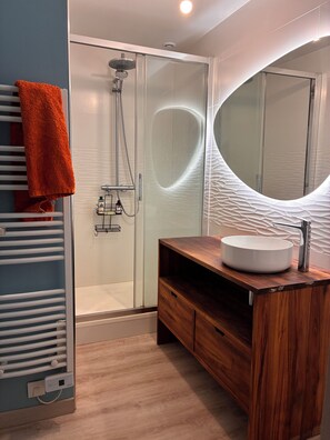 Shower, towels, soap, toilet paper - Charming house in the heart of Auray's historic town center (Auray)