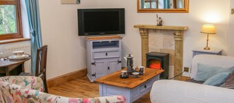 Charming Gardeners Cottage Retreat