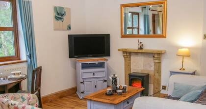 Charming Gardeners Cottage Retreat