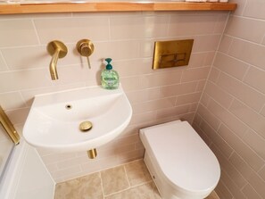 Shower - Pilchard Cottage, Dawlish (Dawlish)