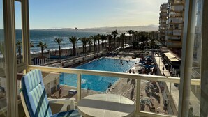 A balcony with a pool, overlooking a beach and a cityscape. - Terrasol Sobre EL MAR Habana 4 (Algarrobo)