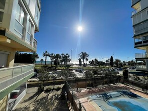 Ein Wohngebiet mit Pool, Palmen und blauem Himmel.
