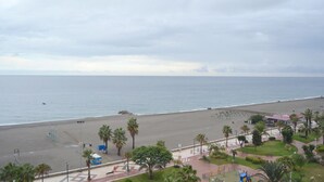 A coastal beach scene with a paved walkway, palm trees, and a view of the sea. - Terrasol SAN Gerardo 2-8-2 Frontal AL MAR (Velez-Malaga)