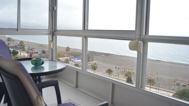 A balcony with a view of the beach and ocean. - Terrasol SAN Gerardo 2-8-2 Frontal AL MAR (Velez-Malaga)