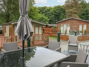 Outdoor dining - Mon Windermere, Cumbria. (Windermere)