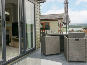 Outdoor dining - Mon Windermere, Cumbria. (Windermere)