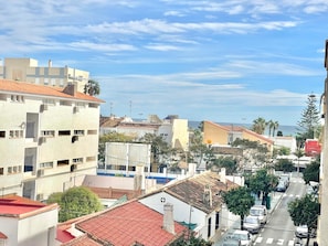 Eine Küstenstadt mit Gebäuden, einer Straße und Blick auf das Meer.