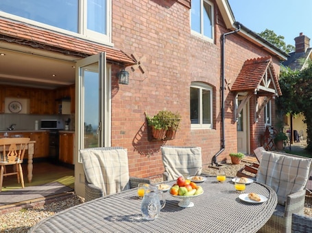 Outdoor dining. Sherway Coach House in Clyst Hydon