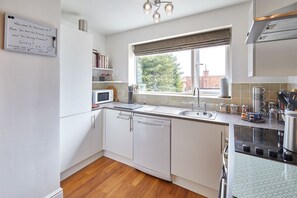 Dishwasher - Charming Apartment 2 in Whitby (Whitby)