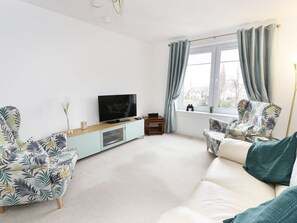 Living area - MACS Place: Cozy Stay in Largs (Largs)